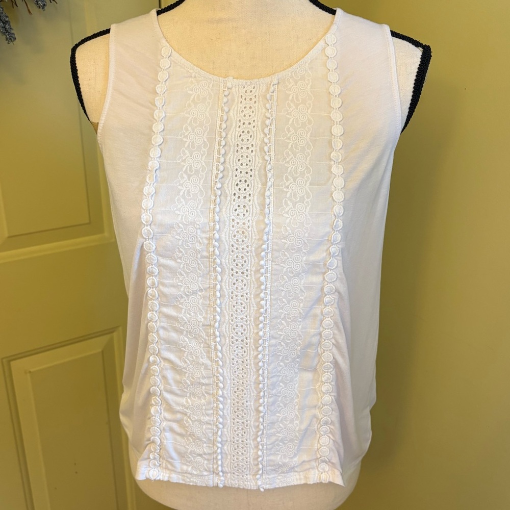 ANTHRO Skies are Blue Embroidered Top size SP